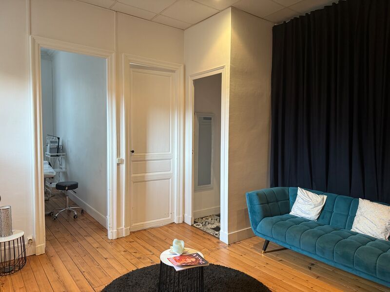 Office in Bordeaux for lease Interior Photo- Image 1 of 9