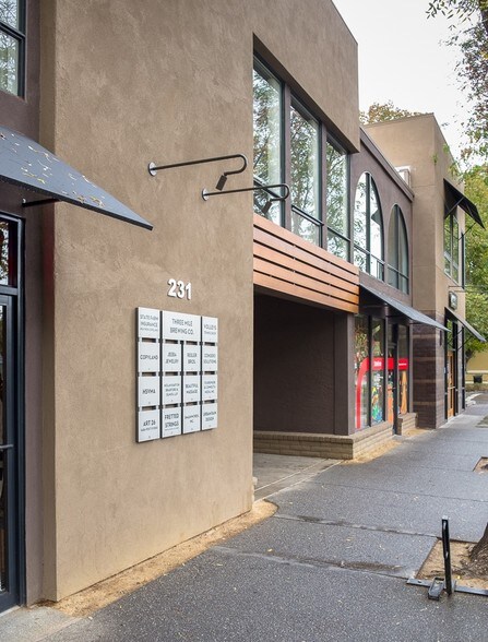 231 G St, Davis, CA à louer - Photo du bâtiment - Image 3 de 10