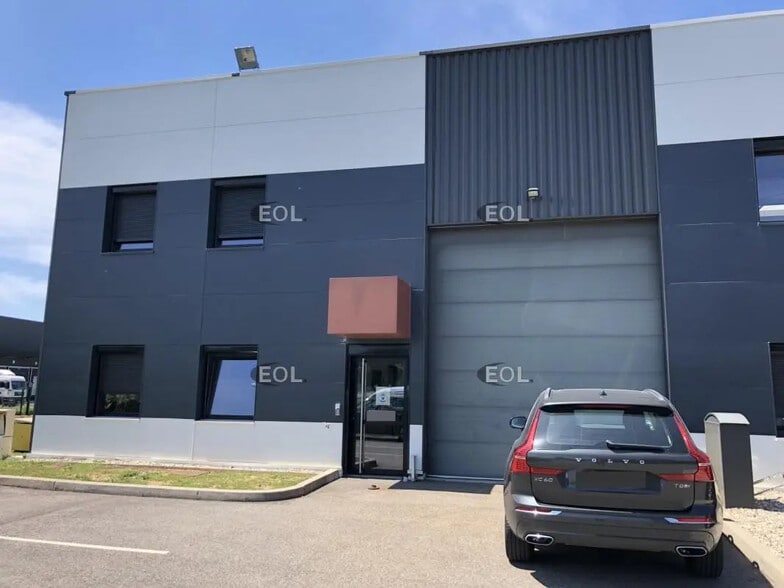 Flex in Saint-Priest for lease - Building Photo - Image 1 of 9