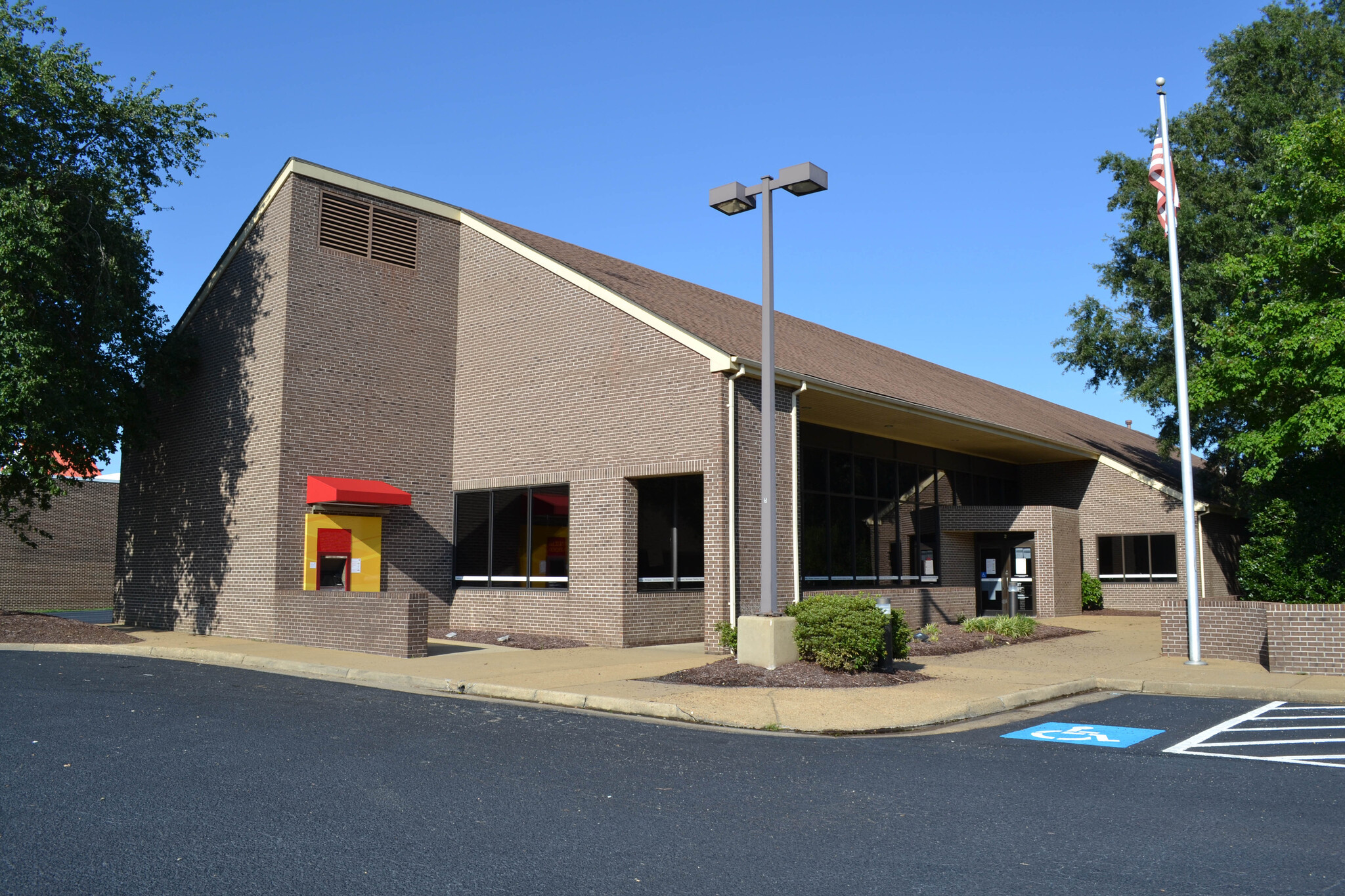 2 Victory Blvd, Poquoson, VA for lease Building Photo- Image 1 of 9