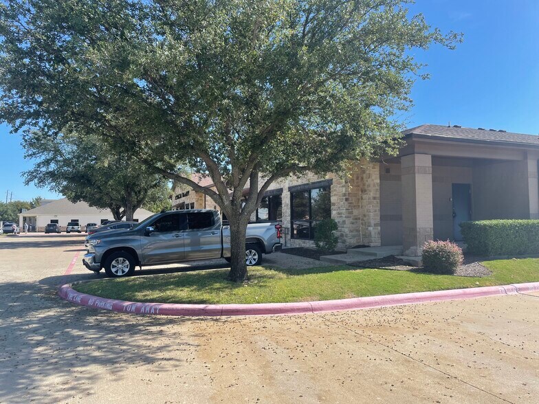 816 Keller Pky, Keller, TX à louer - Photo du bâtiment - Image 2 de 6