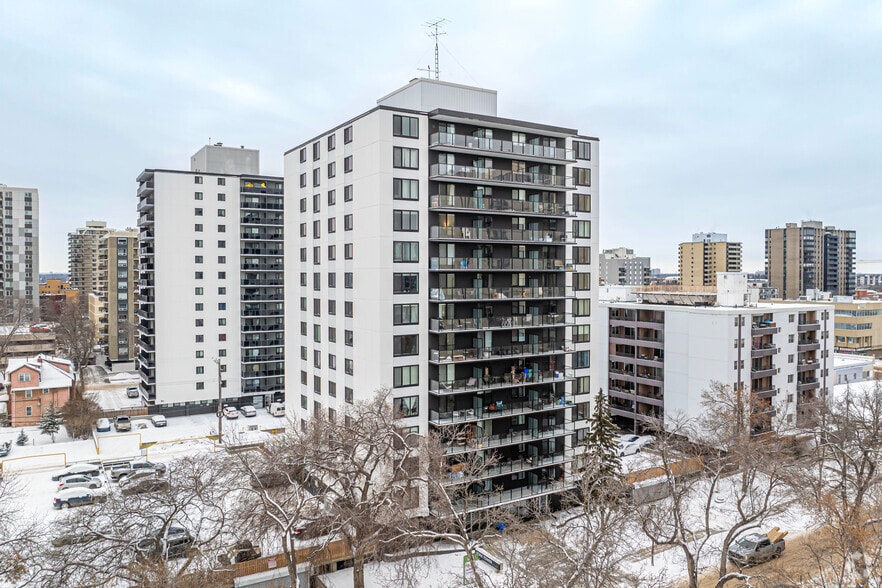 10030 114th St NW, Edmonton, AB à louer - Photo principale - Image 1 de 24