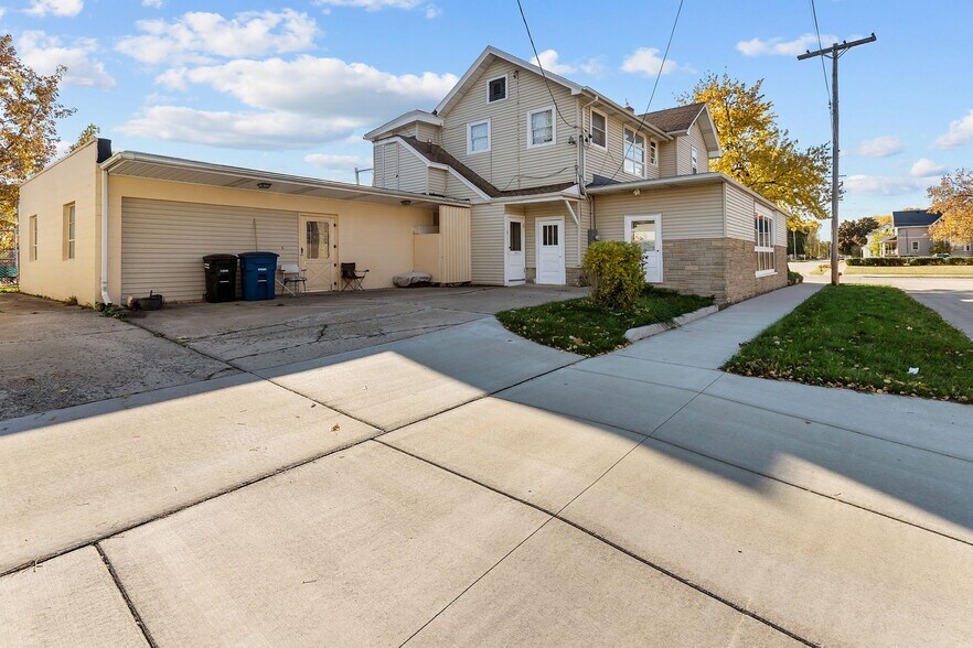 754 N Main St, Oshkosh, WI à vendre - Photo du bâtiment - Image 3 de 44