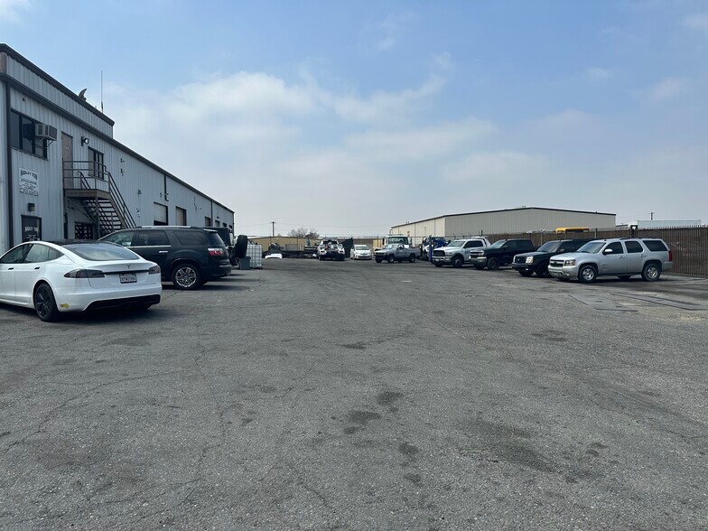 15176 Whittram Ave, Fontana, CA à louer - Photo du bâtiment - Image 3 de 18