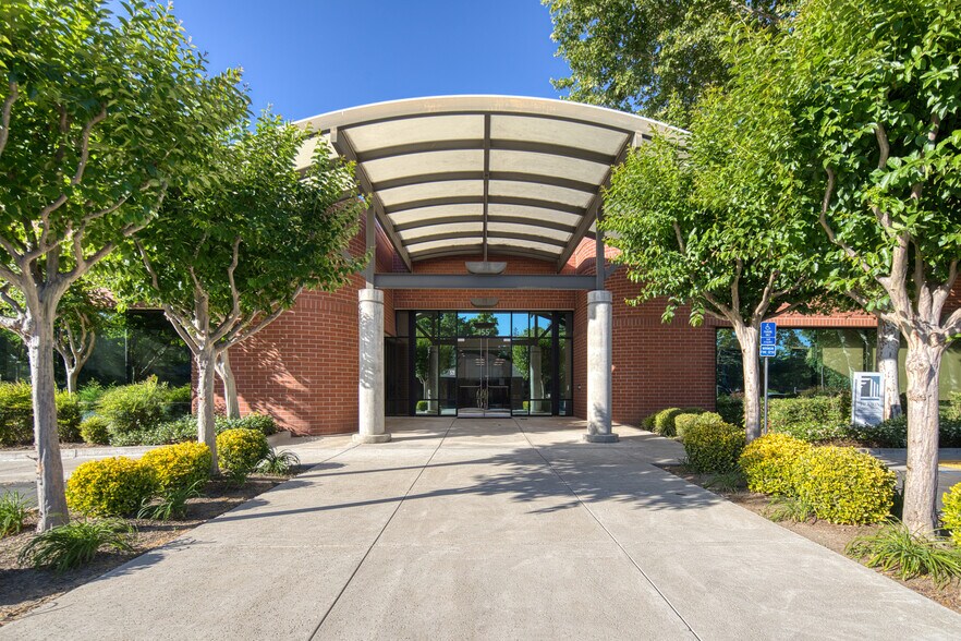 155 Cadillac Dr, Sacramento, CA à louer - Photo du bâtiment - Image 2 de 6