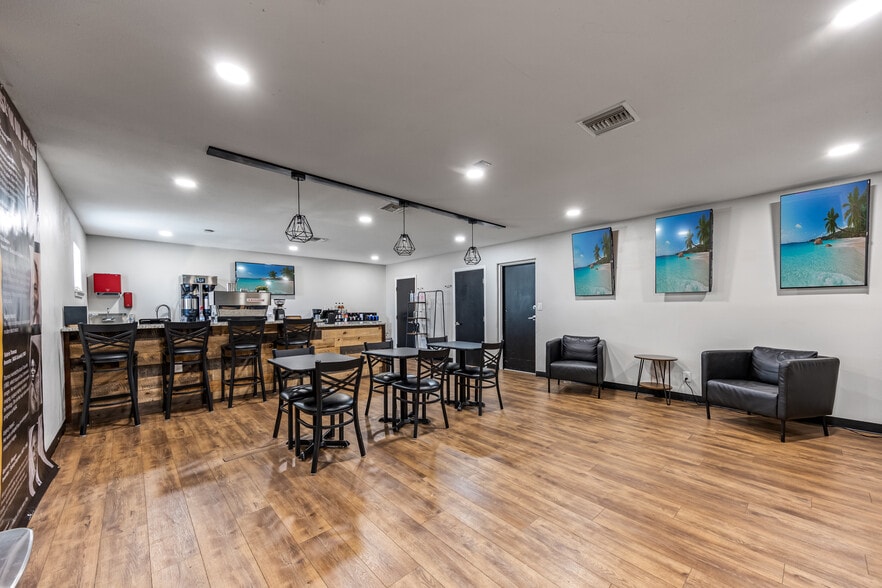 2787 Aurora Rd, Melbourne, FL à vendre - Photo du bâtiment - Image 2 de 25