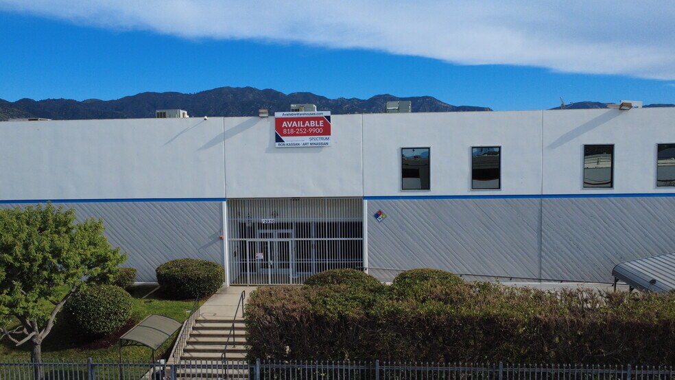 12930 Bradley Ave, Sylmar, CA à louer - Photo du bâtiment - Image 3 de 9
