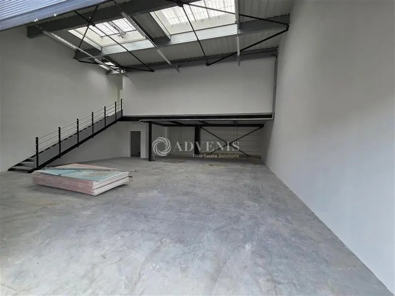 Flex in Stains for lease Interior Photo- Image 1 of 10