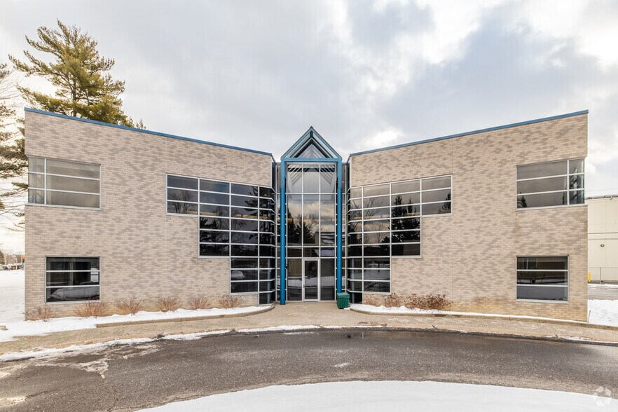 17 Auriga Dr, Ottawa, ON à louer - Photo du bâtiment - Image 2 de 4