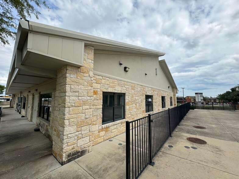 1100 Sam Bass Rd, Round Rock, TX for lease - Building Photo - Image 3 of 8