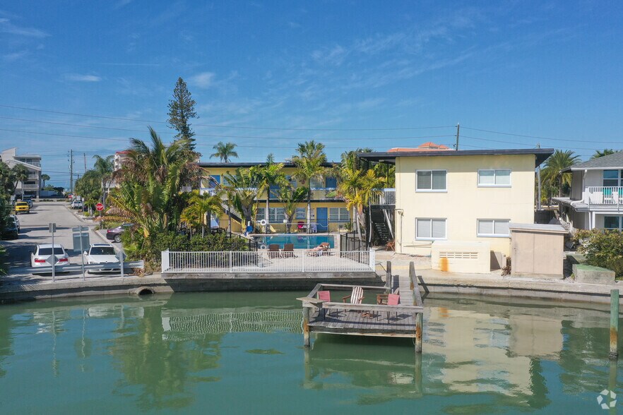 50 Royal Way, Clearwater Beach, FL à vendre - Photo du bâtiment - Image 2 de 21