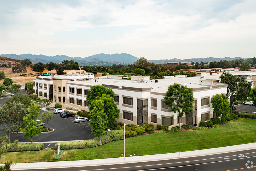 30700 Russell Ranch Rd, Westlake Village, CA for lease - Building Photo - Image 1 of 2