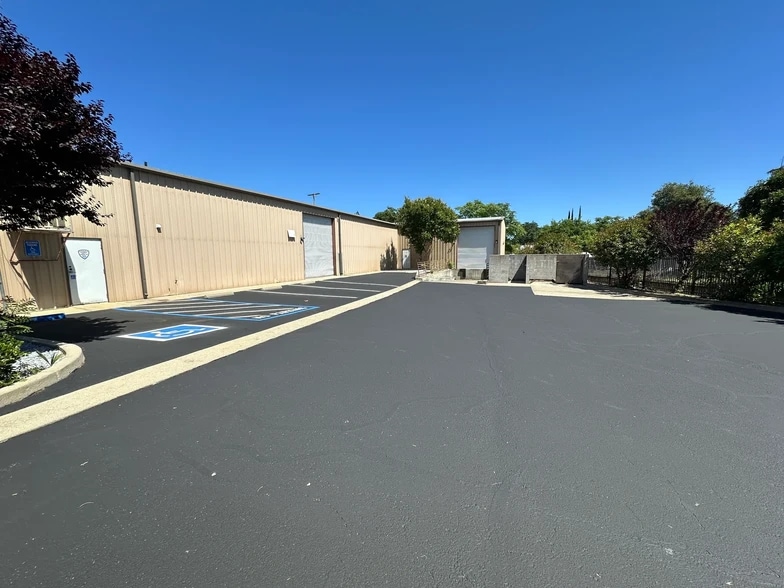 2649 Favretto Ave, Redding, CA for lease - Building Photo - Image 2 of 10