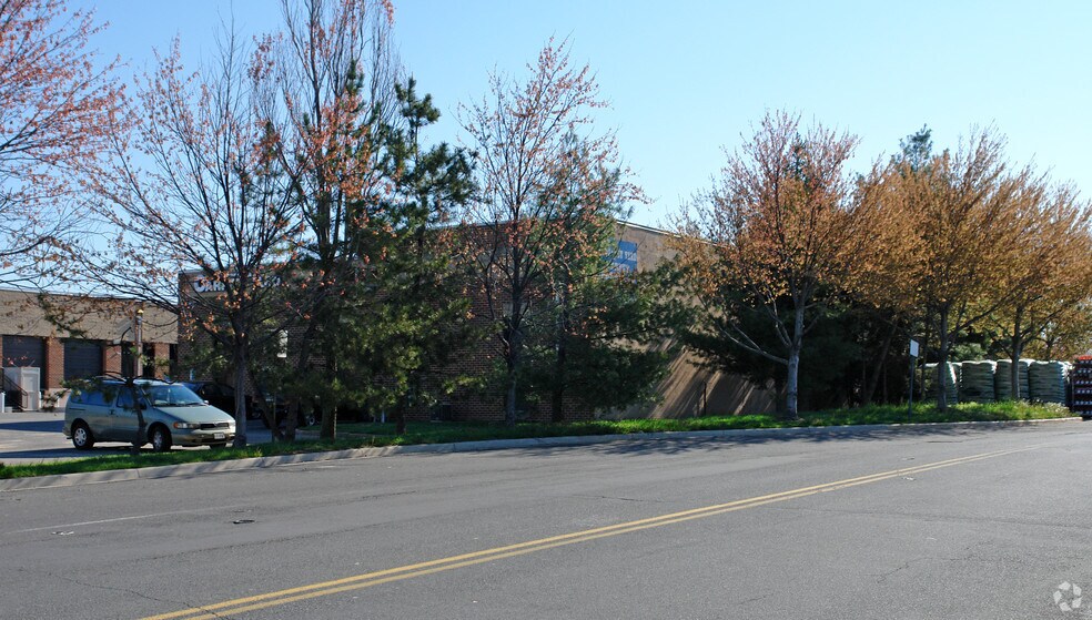 2811 Merrilee Dr, Fairfax, VA à louer - Photo du bâtiment - Image 2 de 2