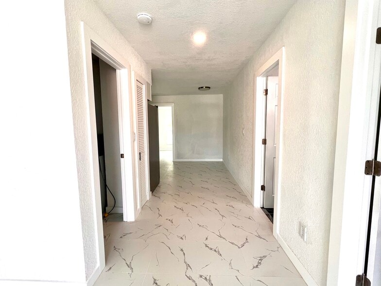 2578 Jackson St, Fort Myers, FL for sale - Building Photo - Image 3 of 5