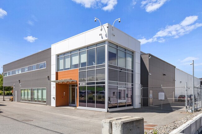 Plus de détails pour 9590 Mccarthy Rd, Kelowna, BC - Industriel à vendre
