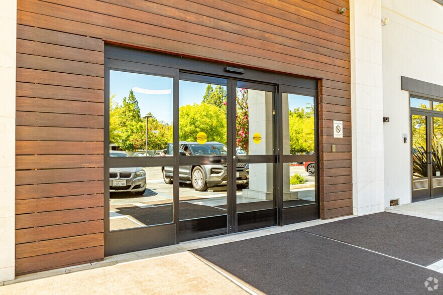 696 Hampshire Rd, Westlake Village, CA à louer - Photo du bâtiment - Image 3 de 4