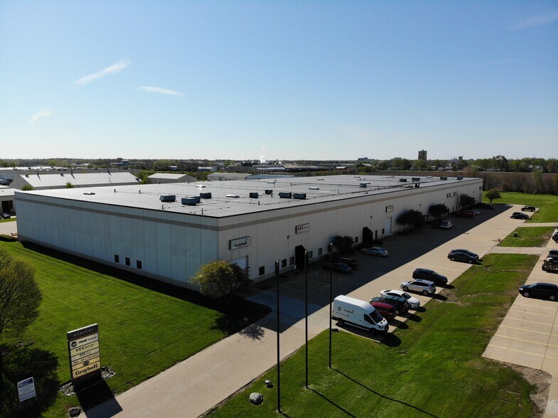 301 Mercury Dr, Champaign, IL for lease - Building Photo - Image 1 of 4