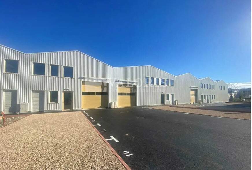 Flex in Vaulx-en-Velin for lease - Building Photo - Image 1 of 11