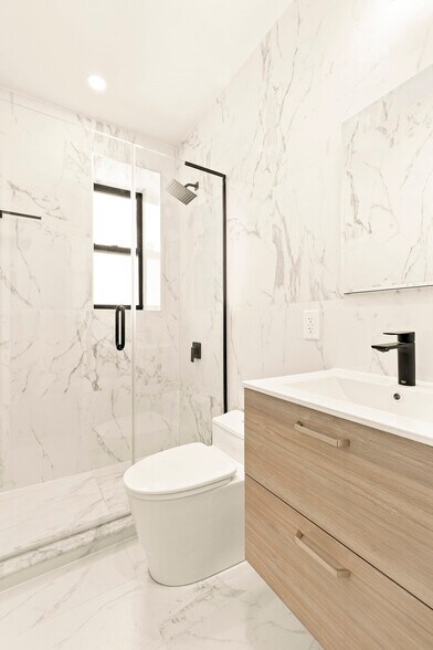 1155 45th Ave, Long Island City, NY à vendre - Photo du bâtiment - Image 3 de 66