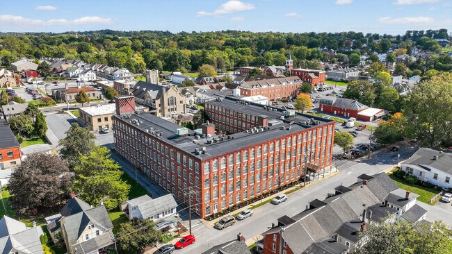 Plus de détails pour 155 S Poplar St, Elizabethtown, PA - Multi-résidentiel à vendre