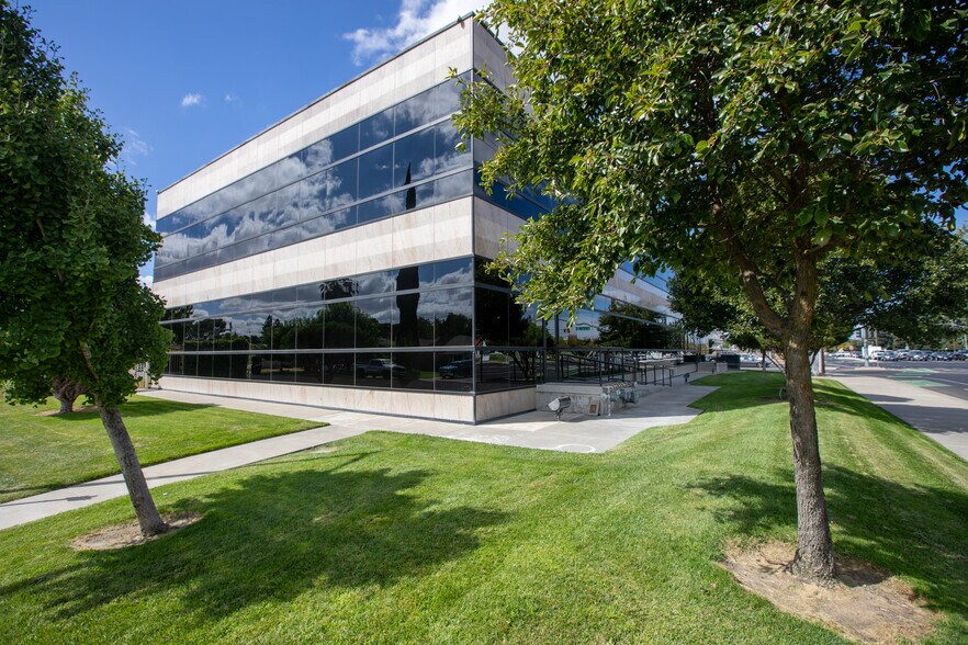 1552 Coffee Rd, Modesto, CA à louer - Photo du bâtiment - Image 3 de 16