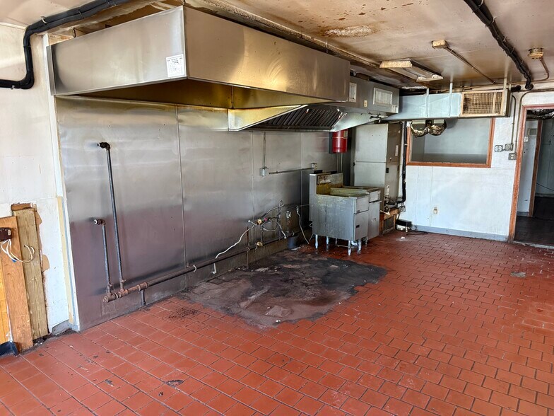 657-661 W Main Rd, Middletown, RI à louer - Photo du bâtiment - Image 3 de 5