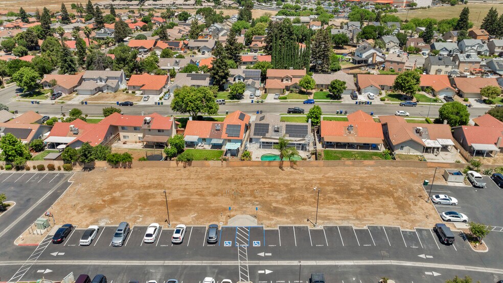 2391 W Cleveland Ave, Madera, CA à louer - Photo du bâtiment - Image 2 de 9