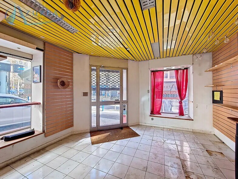 Retail in Nice for lease - Interior Photo - Image 2 of 5