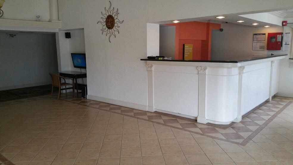 1605 N University Ave, Lafayette, LA à vendre - Photo du bâtiment - Image 2 de 5
