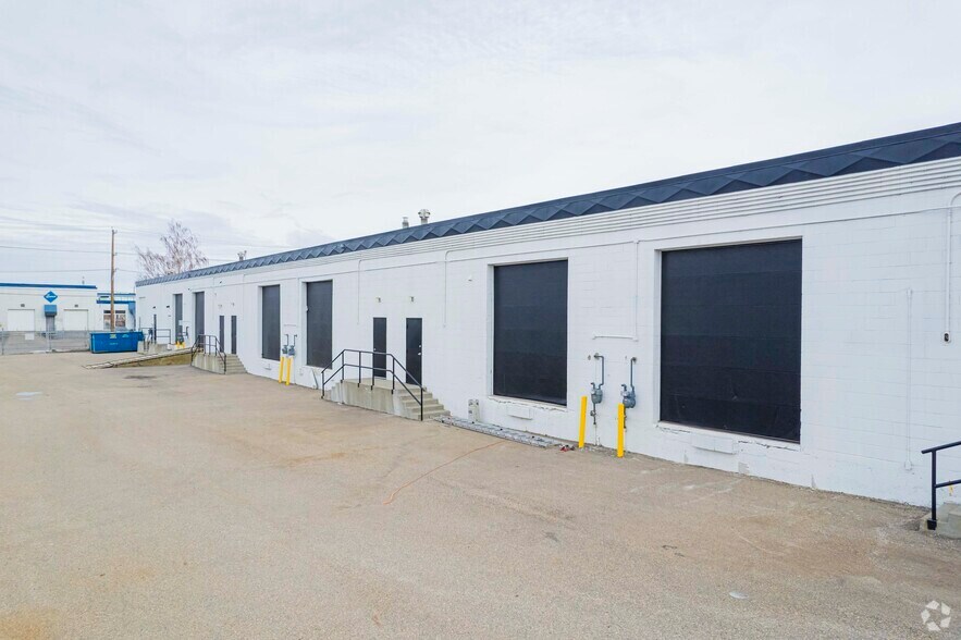 4301 9th St SE, Calgary, AB à vendre - Photo du bâtiment - Image 2 de 3