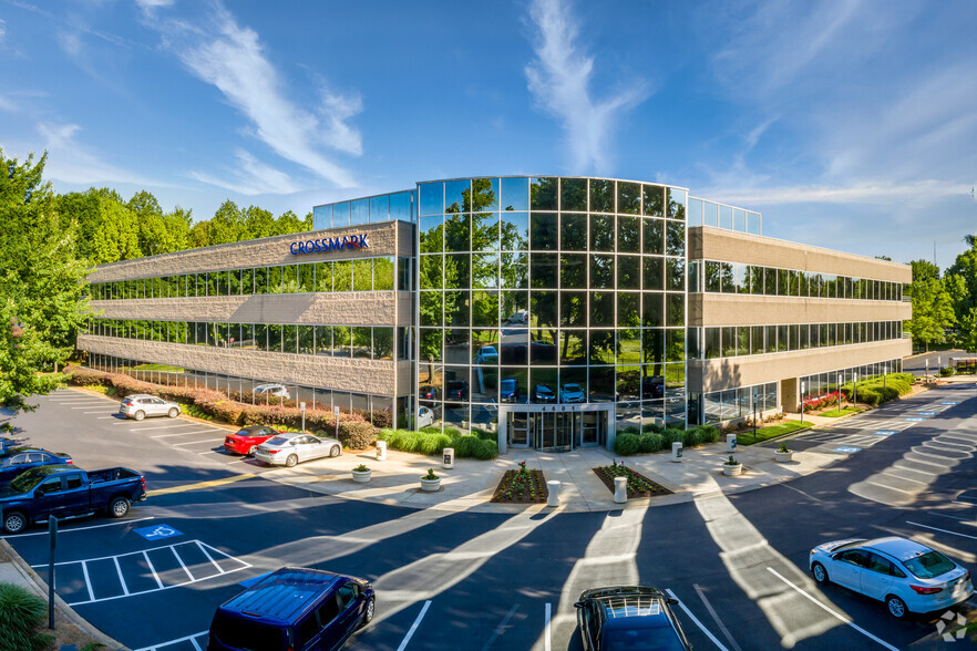 4601 Charlotte Park Dr, Charlotte, NC for lease - Building Photo - Image 1 of 4