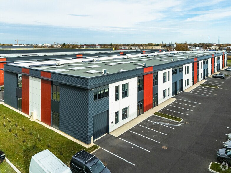 Local d'activités dans Lieusaint à vendre - Photo du bâtiment - Image 2 de 7