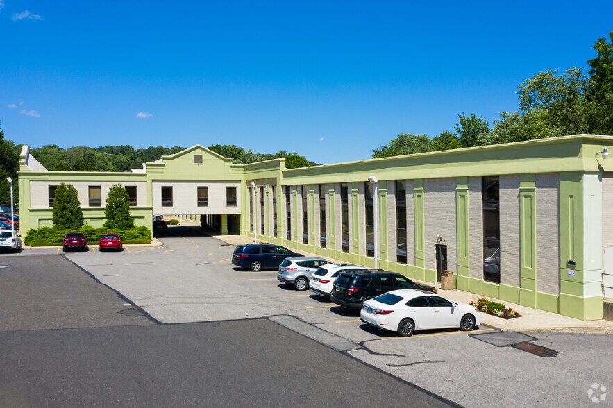715 Twining Rd, Dresher, PA à louer - Photo du bâtiment - Image 3 de 28
