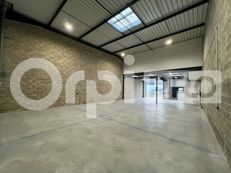 Flex in Lieusaint for lease - Interior Photo - Image 2 of 5