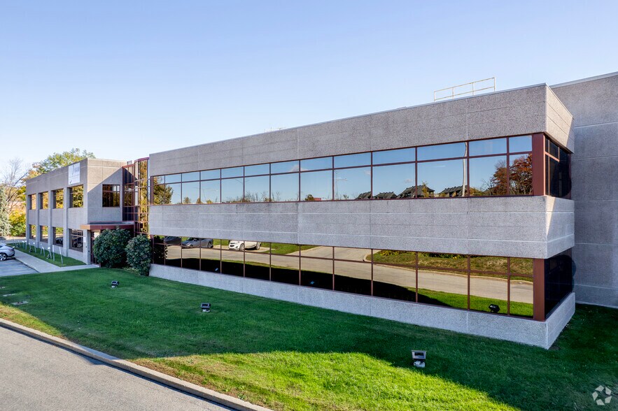 22000-22200 Aut Transcanadienne, Baie-d'urfe, QC à vendre - Photo principale - Image 1 de 1