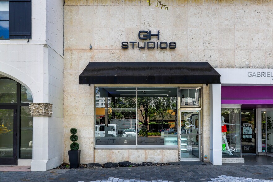 330-336 Miracle Mile, Miami, FL à louer - Photo du bâtiment - Image 2 de 5