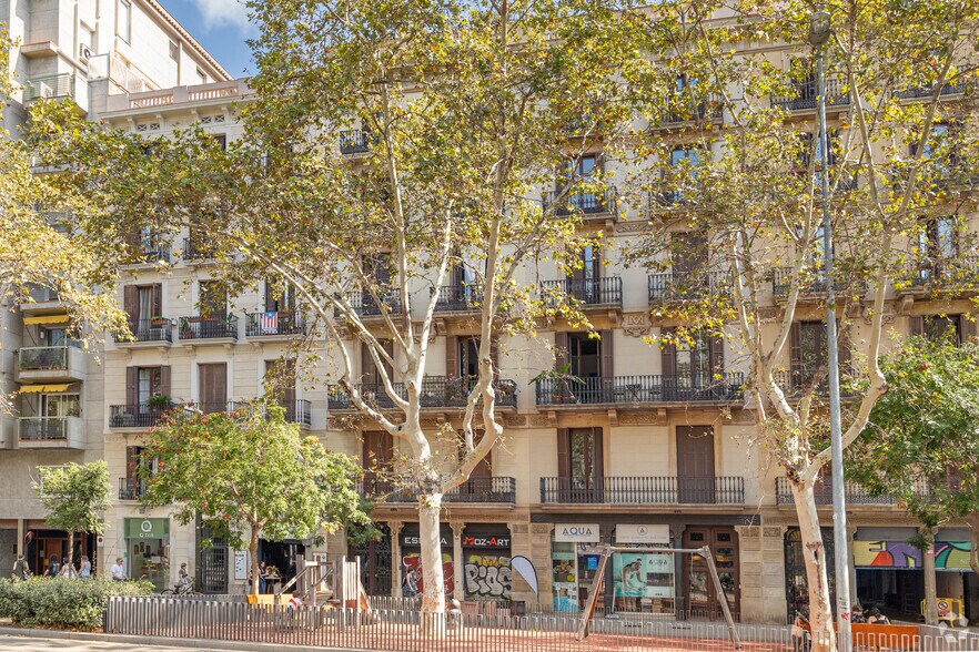Commerce de détail dans Barcelone, Barcelona à louer - Photo du bâtiment - Image 2 de 2