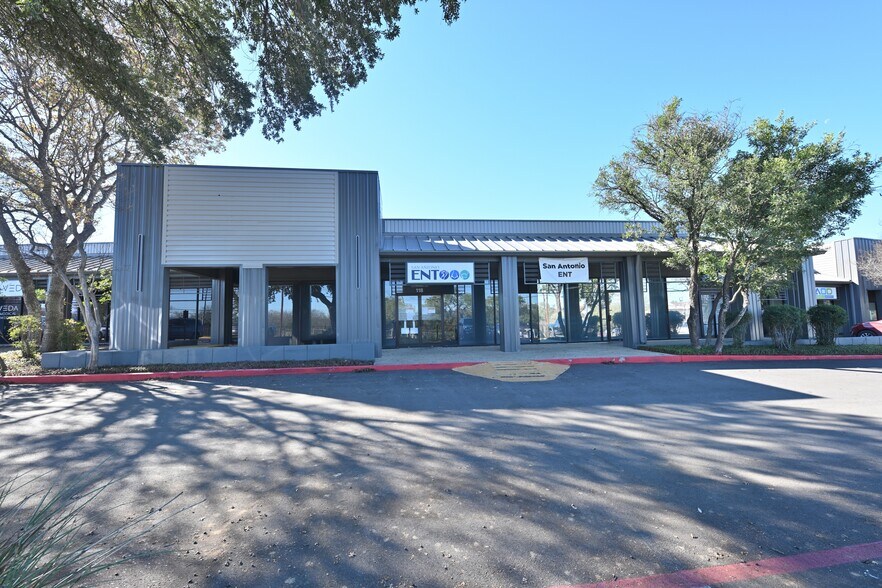 12315 Judson Rd, San Antonio, TX à louer - Photo du bâtiment - Image 2 de 4