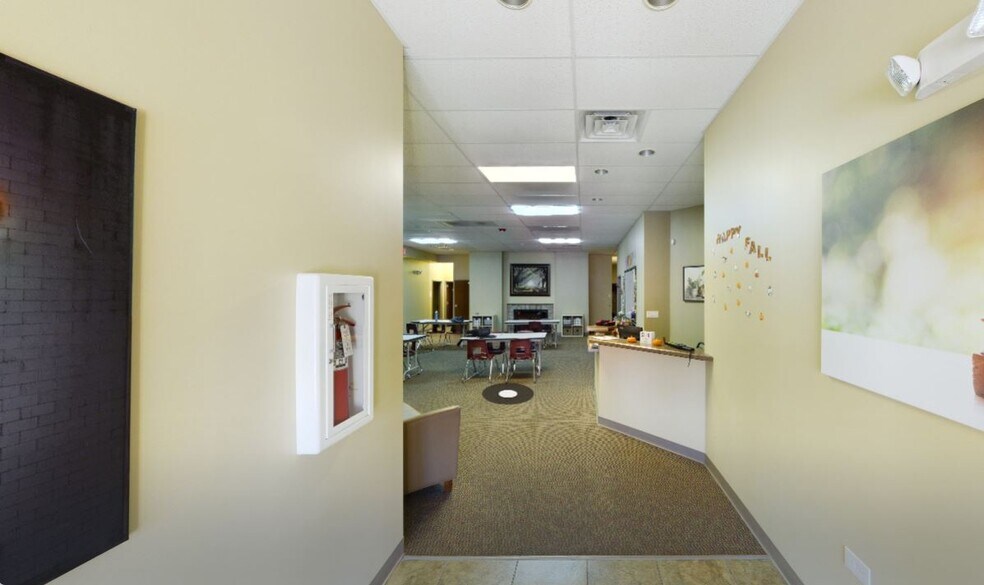 180 S 8th St, West Dundee, IL à vendre - Photo intérieure - Image 3 de 12