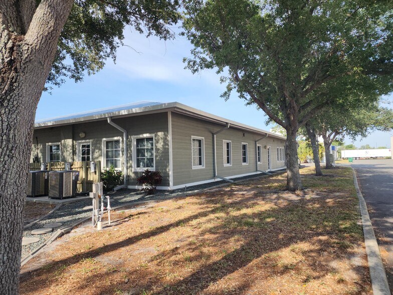 17801 Murdock Cir, Port Charlotte, FL à vendre - Photo du bâtiment - Image 2 de 15