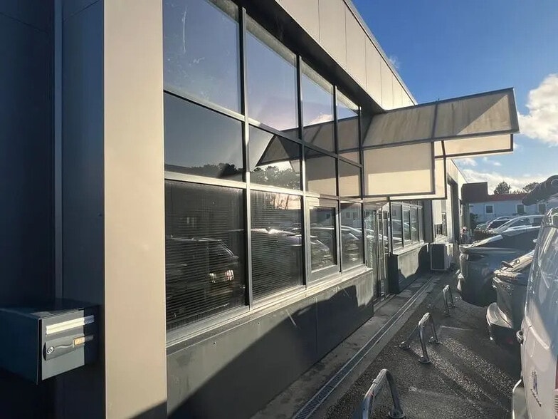 Office in Le Haillan for lease - Building Photo - Image 1 of 4