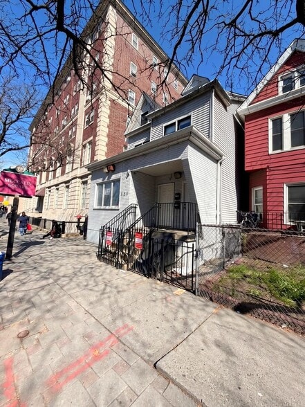 650 Bergen Ave, Jersey City, NJ for lease - Building Photo - Image 3 of 22