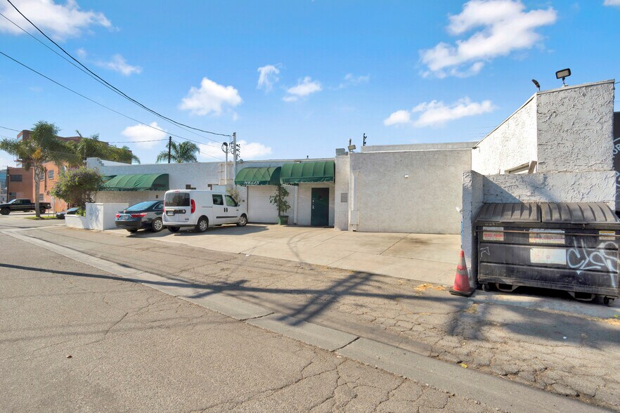 2214 Stoner Ave, Los Angeles, CA à louer - Photo du bâtiment - Image 3 de 22