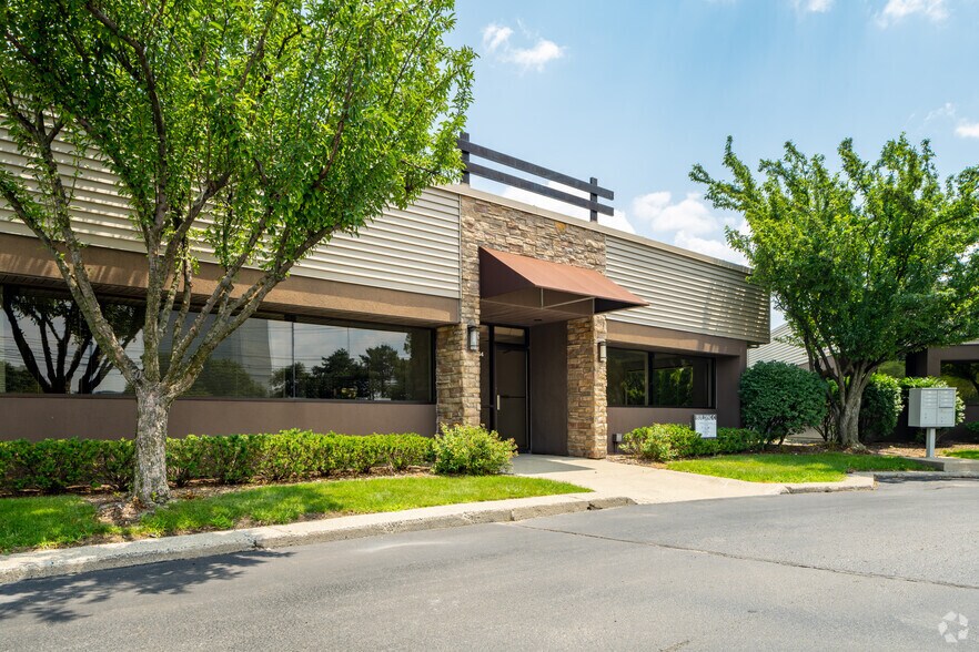 Regency Office & Medical Park portefeuille de 7 propriétés à vendre sur LoopNet.ca - Photo du bâtiment - Image 2 de 3