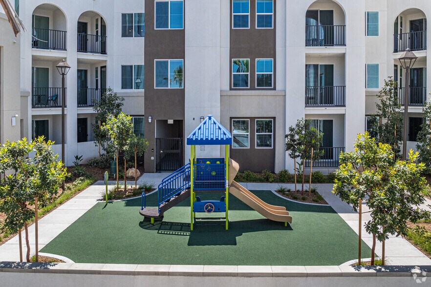 1445 Town Center Dr, Chula Vista, CA à louer - Photo du bâtiment - Image 2 de 39