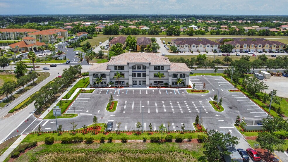 1380 SW Import Dr, Port Saint Lucie, FL à louer - Photo du bâtiment - Image 2 de 9