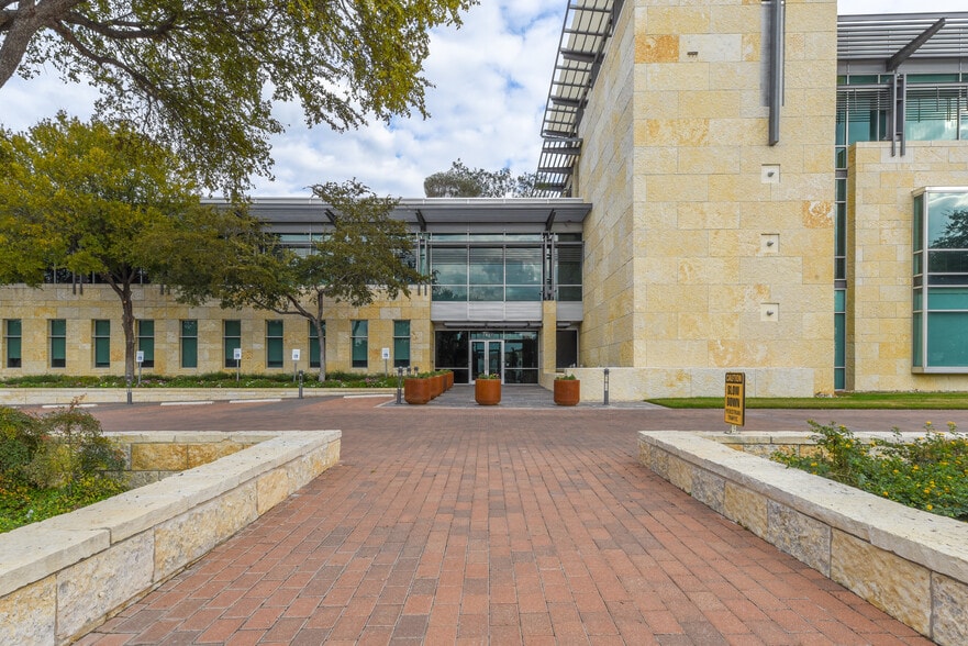 200 E Basse Rd, San Antonio, TX for lease - Building Photo - Image 2 of 17