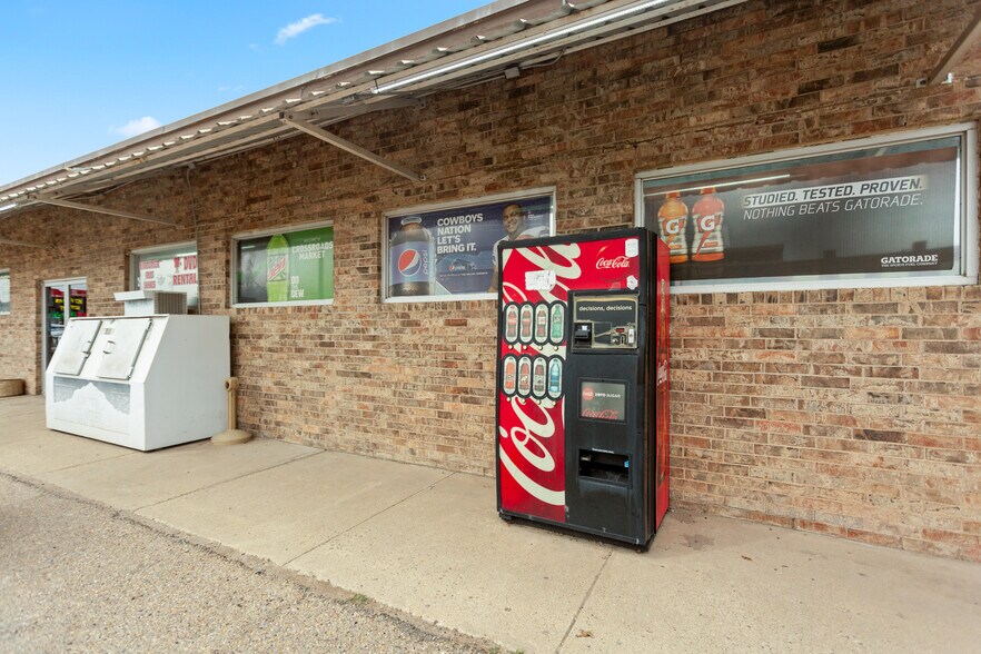 101 E Commercial St, Miami, TX for sale - Building Photo - Image 3 of 36