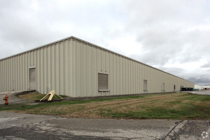 7925 National Tpke, Louisville, KY à louer - Photo du bâtiment - Image 2 de 6
